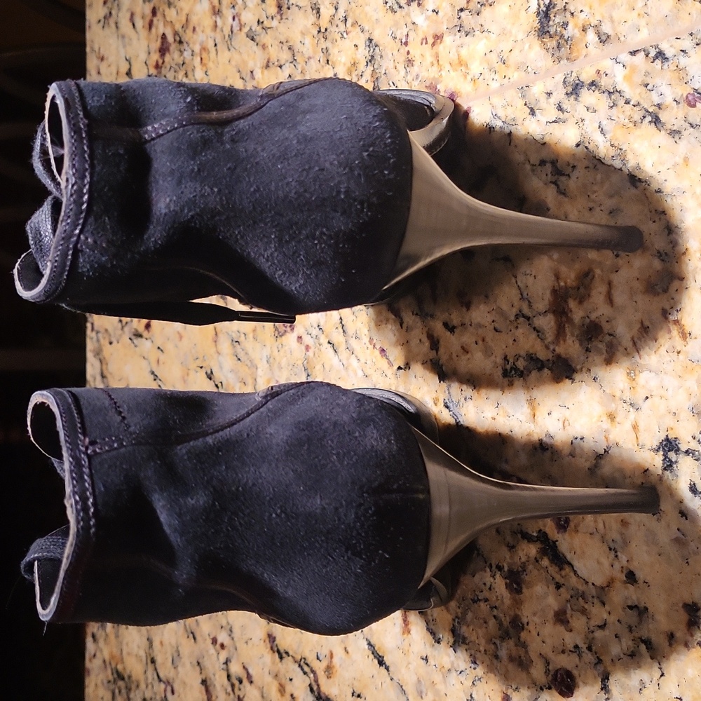 Burberry black suede and animal fur heel boots - Picture 3 of 4